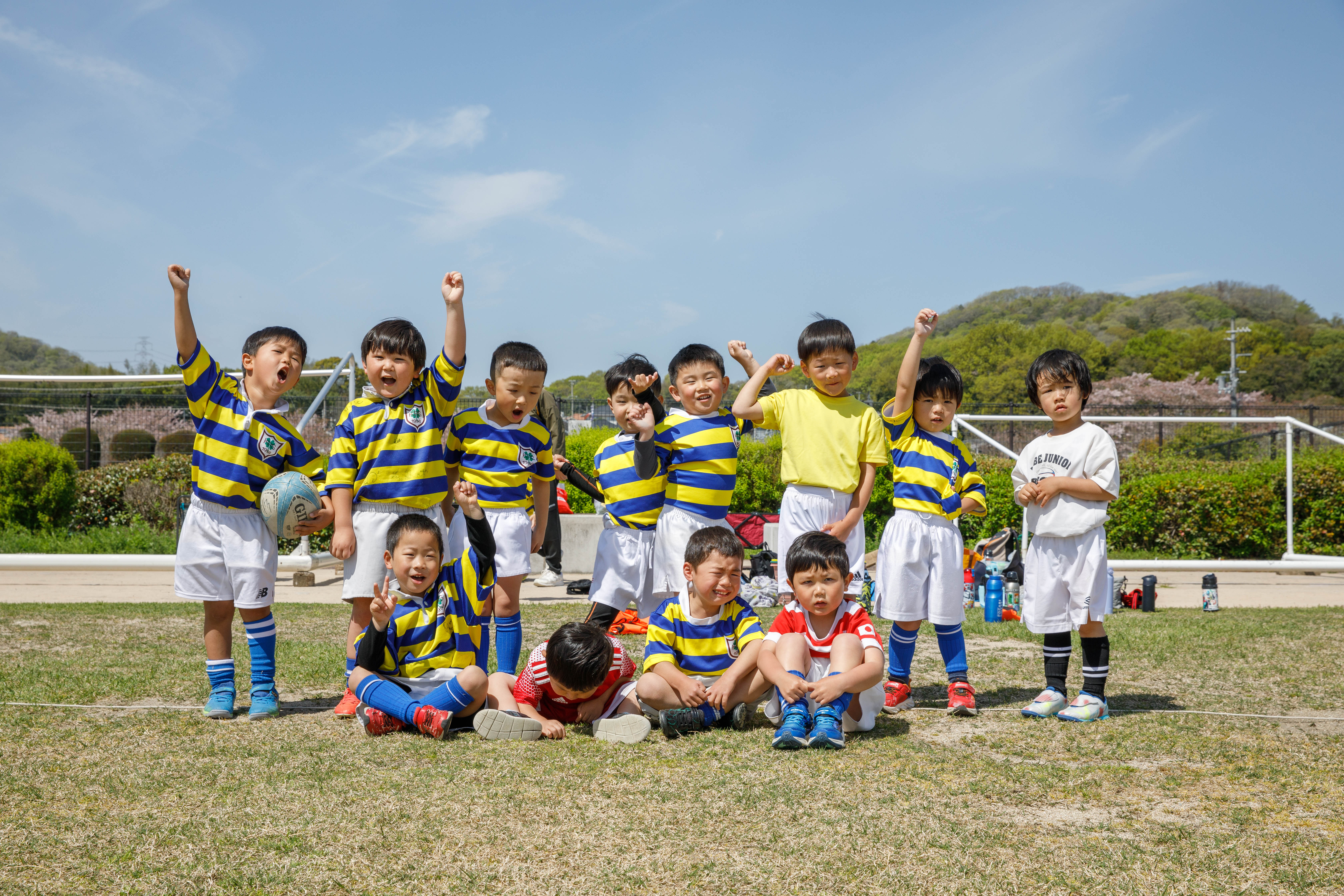 試合後のチームで拳を上げる選手たち