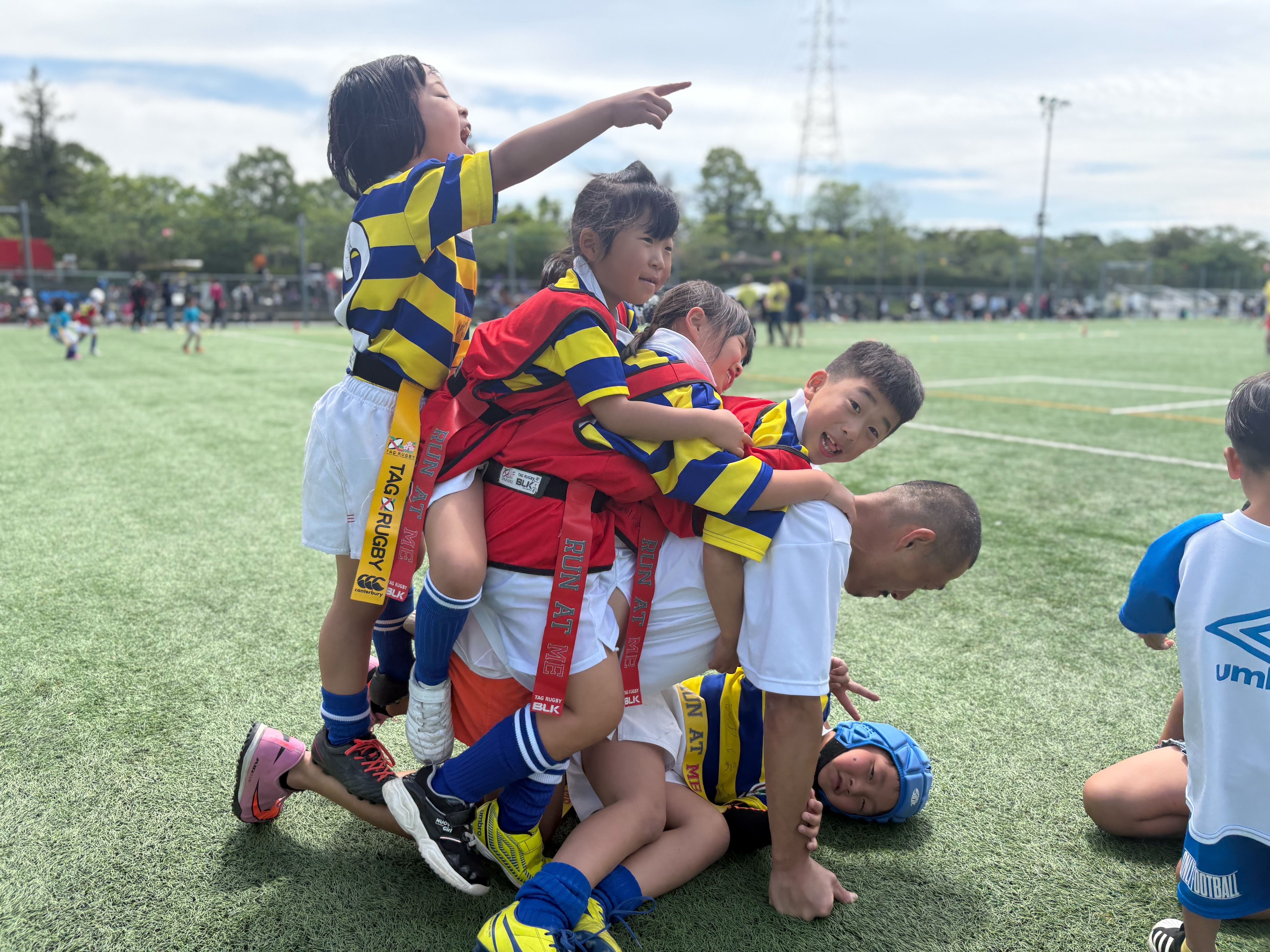 タグラグビーで盛り上がる子どもたち